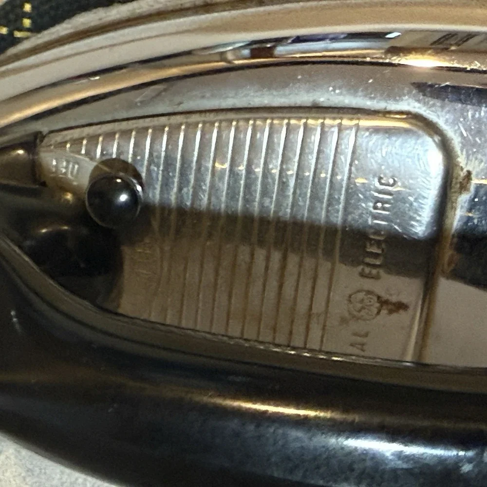 GE ELECTRIC DRY IRON, CAT. NO. 129F32 WATTS 1000, Volts 115 Made In USA Vintage‎